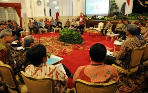 Presiden Jokowi memberikan pengantar pada rapat dengan Gubernur, Bupati/Walikota, di Istana Negara, Jakarta, Rabu (21/10)
