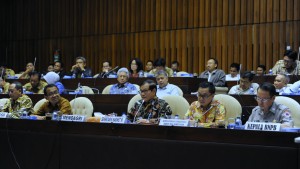 Seskab Pramono Anung bersama Mensesneg Pratikno dan sejumlah pejabat menghadiri rapat gabungan komisi di DPR-RI, Jakarta, Selasa (13/10)