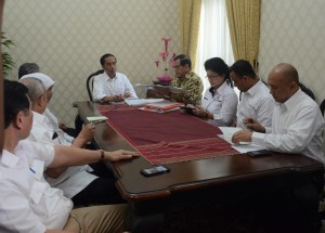 Meski baru tiba dari Amerika Serikatn Presiden Jokowi langsung memimpin rapat terbatas setibanya di kantor Bupati OKI, Sumsel, Kamis (29/10) pagi