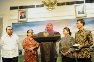 Menteri Sosial Khofifah Indar Parawansa didampingi sejumlah menteri dan Jaksa Agung menyampaikan hasil rapat terbatas, di kantor Kepresidenan, Jakarta, Selasa (20/10) 
