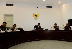Presiden Jokowi memimpin rapat terbatas di kantor Presiden, Jakarta, Kamis (1/10) siang