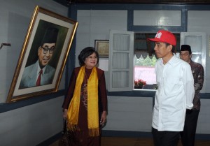 Presiden Jokowi didampingi Meutia Hatta memperhatikan foto Bung Hatta, saat mengunjungi Rumah Proklamator RI, di Bukittinggi, Sumbar, Jumat (9/10) pagi