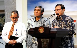 Seskab Pramono Anung didampingi Wakil Menkeu Mardiasmo dan Dirjen Bea dan Cukai Heru Pambudi memberikan keterangan pers, di kantor Presiden, Jakarta, Senin (12/10) sore