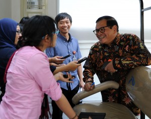 Seskab Pramono Anung menjawab wartawan, di kantor Kepresidenan, Jakarta, Kamis (1/10)