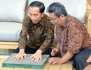 Presiden Jokowi di Istana Merdeka, Jakarta, Selasa (13/10), meletakkan tapak tangannya untuk melengkapi koleksi Monumen Tapak Tangan dan Tapak Kaki Presiden di Yogyakarta.