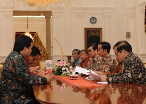 Presiden Jokowi didampingi sejumlah menerima Pimpinan BPK yang melaporkan Ihtisar Hasil Laporan Semester I/2015, di Istana Merdeka, Jakarta, Senin (12/10)