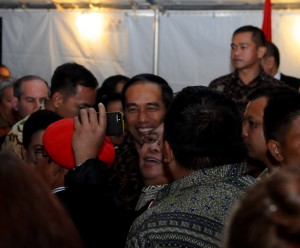 Warga Indonesia di AS sangat antusias menyambut kunjungan Presiden Jokowi. Mereka tak ragu untuk berebut selfi, di Wisma Tilden, Washington DC, Minggu (21/10) sore