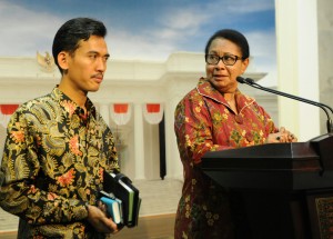 Menteri Pemberdayaan Perempuan dan Perlindungan Anak Yohana Yembisa didampingi Ketua KPAI memberikan keterangan pers, di kantor Kepresidenan, Jakarta, Selasa (20/10) petang