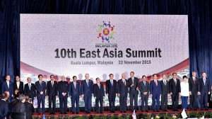Presiden Jokowi di antara para peserta KTT Asia Timur, di Kuala Lumpur, Malaysia, Minggu (22/11). Foto: Cahyo/Setpres