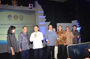 Menteri PANRB Yuddy Chrisnandhi bersama Wagub Jatim Saifullah Yusuf seusai membuka Temu Bakohumas dan Komunikasi Tingkat Nasional 2015, di Surabaya, Selasa (17/11) pagi