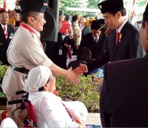 Presiden Jokowi bersilaturahmi dengan Keluarga Bung Tomo, seusai upacara Hari Pahlawan, di Surabaya, Selasa (10/11)