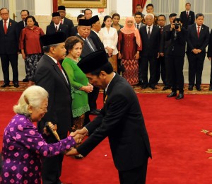 Presiden Jokowi menyerahkan plakat kepada ahli waris/perwakilan dari pahlawan nasional (5/11)