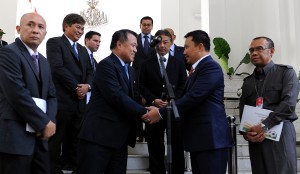Menpora Imam Nahrawi didampingi Kepala Staf Presiden Teten Masduki bersama delegasi FIFA dan AFC, seusia diterima Presiden Jokowi, di Istana Merdeka, Jakarta, Senin (2/11)