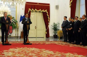 Presiden Jokowi dan Presiden Finlandia Sauli Vainamo Niinisto menyampaikan keterangan pers, di Istana Merdeka, Jakarta, Selasa (3/11)