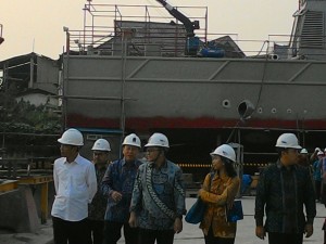 Presiden Jokowi didampingi Ketua MPR Zulkifli Hasan dan Menteri BUMN Rini Soemarno meninjau perusahaan galangan kapal, di Lampung, Jumat (6/11) sore