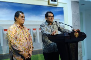 Prof. Iwan Jaya Azis dan Prof. Ari Kuncoro menyampaikan keterangan pers seusai bertemu Presiden Jokowi, di Istana Merdeka, Jakarta, Jumat (13/11) petang