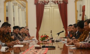 Presiden Jokowi menerima pimpinan KPU, Bawaslu, dan DKPP, di Istana Merdeka, Jakarta, Selasa (3/11)