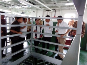 Presiden Jokowi didampingi Menhub Ignasius Jonan meninjau ruang dalam kapal pengangkut ternak, di Bangkalan, Jatim, Selasa (10/11)