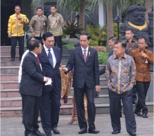 Presiden Jokowi berbincang dengan Wapres Jusuf Kalla, Menko Polhukam Luhut B. Pandjaitan, dan Seskab Pramono Anung, sesaat sebelum bertolak ke Paris dari Bandara Halim Peranakusuma, Jakarta, Minggu (29/11) 