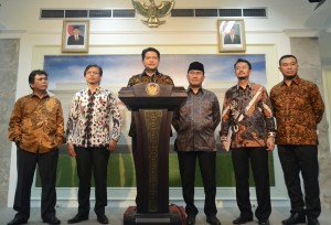 Ketua KPU Husni Kamil Manik didampingi pimpinan Bawaslu dan DKPP menyampaikan keterangan pers, di kantor Presiden, Jakarta, Selasa (3/11)