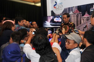 Presiden Jokowi dicegat wartawan usai memberi sambutan pada KOMPAS 100 CEO Forum, di JCC Jakarta, Kamis (26/11). Foto: Editia/Setpres