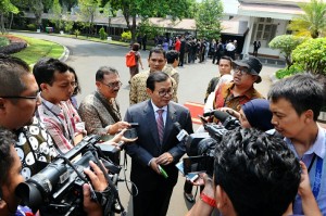 Seskab Pramono Anung menjawab wartawan di halaman Istana Merdeka, Jakarta, Kamis (12/11)