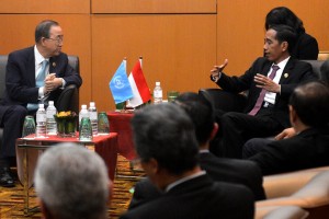 Presiden Jokowi didampingi sejumah menteri Kabinet Kerja bertemu dengan Sekjen PBB Ban Ki-moon, di sela-sela KTT ASEAN, di Kuala Lumpur, Malaysia, Minggu (22/11). Foto: Cahyo/Setpres