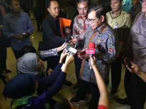 Seskab Pramono Anung menjawab wartawan seusai rapat kerja dengan Komisi II DPR, di DPR RI, Jakarta, Selasa (24/11) malam