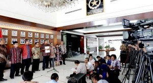 Pansel ORI menyampaikan keterangan pers  mengenai 18 nama calon yang diserahkan kepada Presiden, di Kemensetneg, Jakarta, Jumat (13/11)