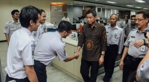 Menhub Ignasius Jonan saat menginspeksi pegawai Kemenhub, di Jakarta, beberapa waktu lalu