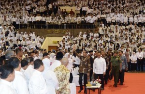 Presiden Jokowi didampingi Mendikbud Anies Baswedan saat menghadiri Puncak Peringatan Hari Guru Nasional ke-21, di Istora Senayan, Jakarta, Selasa (24/11) siang