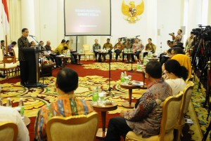 Presiden Jokowi memberikan arahan pada sidang kabinet paripurna, di Istana Kepresidenan, Bogor, Jabar, Senin (23/11)