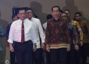 Presiden Jokowi didampingi Menko Polhukam dan Ketua KPU menghadiri Rakornas Pilkada Serentak, di Ecopark Ancol, Jakarta, Kamis (12/11) pagi