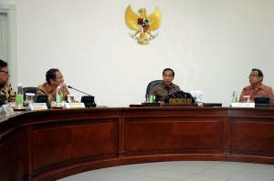 Presiden Jokowi memimpin Ratas membahas RUU Wawasan Nusantara, di kantor Kepresidenan, Jakarta, Selasa (17/11)