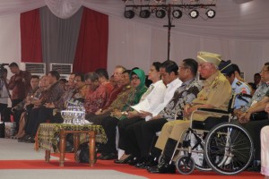 Presiden Jokowi didampingi Ibu Negara Iriana dan Gubernur Awang Faroek saat menghadiri peresmian proyek strategis Kaltim, di Kab. Penajam Paser Utara, Kamis (19/11)