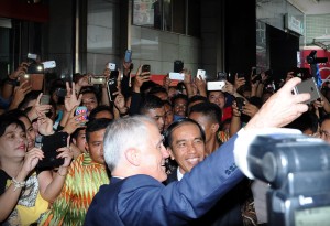 PM Australia melakukan selfie dengan Presiden Jokowi dan masyarakat, di Pasar Tanah Abang, Jakarta, Kamis (12/11)