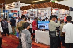 Stand Sekretariat Kabinet di Bakohumas Expo 2015, di Surabaya, Selasa (17/11), ramai didatangi pengunjung
