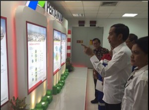 Presiden Jokowi didampingi Ibu Negara Iriana dan Seskab Pramono Anung meninjau ruangan di TPPI, Tuban, Jatim, Rabu (11/11)