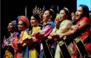 Para penari wanita dengan kostum tradisional masing-masing negara ASEAN menutup rangkaian KTT ke-27 ASEAN, di Kuala Lumpur, Malaysia, Minggu (22/11). Foto: Bernama
