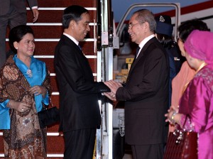 Presiden Jokowi dan Ibu Negara Iriana tiba di Bandara Internasional Kuala Lumpur, Malaysia, Jumat (20/11) malam, disambut oleh Menteri Sumber Asli dan Alam Sekitar Datuk Seri Wan Junaidi Tuanku Jaafar. (Foto: Cahyo/Setpres) 