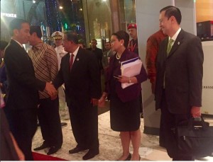 Menlu Retno Marsudi dan sejumlah menteri Kabinet Kerja menyambut kedatangan Presiden Jokowi, di Kuala Lumpur, Malaysia, Jumat (20/11) malam. (Foto: Kemlu RI)