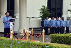 Wakil Seskab Bistok Simbolon membacakan amanat Presiden Jokowi pada upacara Peringatan HUT ke-44 Korpri, di halaman Gedung II Kemensetneg, Jakarta, Senin (30/11) pagi