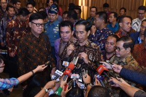 Presiden Jokowi didampingi Mendagri dan Seskab Pramono Anung menjawab wartawan mengenai pengunduran diri Setya Novanto, di Hotel Pulman, Jakarta, Kamis (17/12)