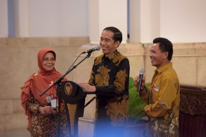 Presiden Jokowi berdialog dengan petani peraih penghargaan Adhi Karya Pangan, di Istana Negara, Jakarta, Senin (21/12) sore