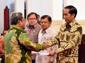 Presiden Jokowi didampingi Wapres Jusuf Kalla dan Menkeu menyerahkan DIPA 2016 kepada Gubernur Jabar Ahmad Heryawan, di Istana Negara, Jakarta, Senin (14/12) pagi