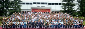 Presiden Jokowi dan sejumlah menteri berfoto bersama para peserta Rapim TNI, di Mabes TNI, Cilangkap, Jakarta, Rabu (16/12)