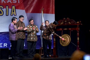 Presiden Jokowi didampingi Mendagri dan Seskab membuka Munas V Adkasi, di Hotel Pullman, Jakarta, Kamis (17/12)