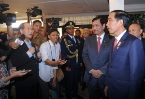 Presiden Jokowi didampingi Menko Polhukam menjawab wartawan di Bandara Halim Perdanakusuma, Jakarta, Rabu (2/12)