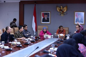 Konsultan politik Yunarto Wijaya saat berbicara dalam FGD yang diselenggarakan Asdep Poldagri Deputi Polhukam Setkab, di Gedung III Kemensetneg, Jakarta, Rabu (16/12)