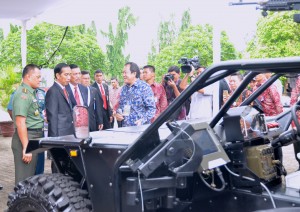 Presiden Jokowi didampingi Menko Polhukam dan Panglima TNI menyaksikan kendaraan yang digunakan TNI, di Mabes TNI, Cilangkap, Jakarta, Rabu (16/12)